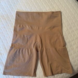 SPANX Assets High-Waisted Beige Shorts